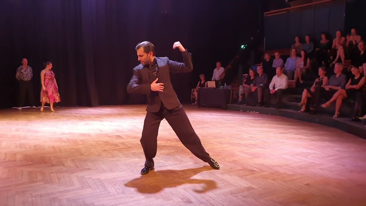 Sparks of a Moment - 1 - Meeting -  A tango story by Fernando Gracia & Anna Sol