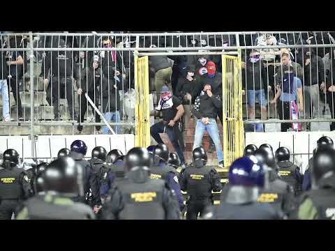 Pripadnici Torcide probili ogradu na Poljudu i utrčali na travnjak