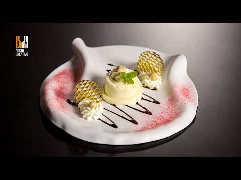 IL SEMIFREDDO ALLE NOCCIOLE E GRAPPA INVECCHIATA, ACCOMPAGNATO CON SALSA AL CIOCCOLATO