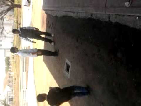 pelea en la escuela media de los gutierrez(la caida de gonzalo).mp4