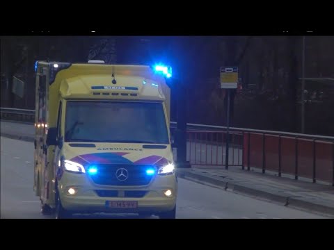Verschillende Ambulance,s met spoed over de Sontweg in Groningen