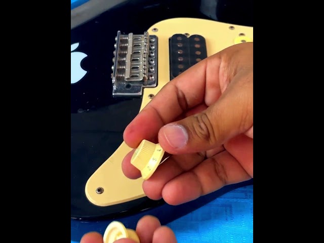 Vídeo relacionado con TOYANDONA Perilla de Volumen para Guitarra Eléctrica, Knob de Metal Rojo, Tapa de Potenciómetro Profesional, Control de Volumen Resistente y Duradero, Accesorio para Reemplazo de Perillas