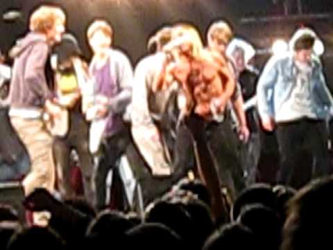 Iggy And The Stooges - Kids Invade Stage And Dance With Iggy During Raw Power @ ATP 2010