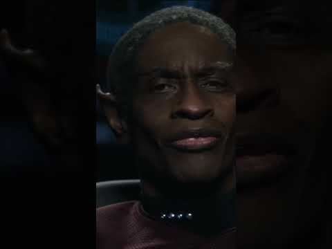 Seven of Nine spotting the fake Tuvok in Picard