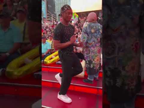 She was clapping on beat too😭