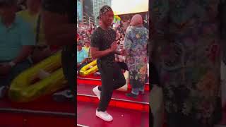 She was clapping on beat too😭