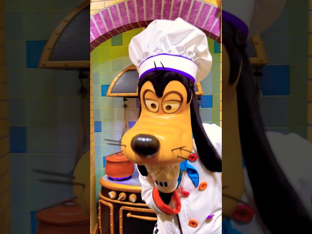 Vídeo relacionado con Disney Store Peluche pequeño de Goofy, Altura: 36 cm, el emblemático Goofy de Peluche Presenta Detalles Bordados y Luce su Particular Atuendo, Adecuado para Todas Las Edades.