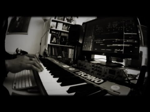MIURA KEYS - In The Studio #002 - Ominous - playing the bass line