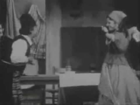 Η τύχη της Μαρούλας του Δημητρίου Κορομηλά, σε σκηνοθεσία Καρόλου Κουν με το Θέατρο Τέχνης (1974). Η «κωμωδία μετ' ασμάτων», που πρωτοπαρουσιάστηκε το 1889, καθιέρωσε το κωμειδύλλιο στην αθηναϊκή σκηνή, συνδυάζοντας το ηθογραφικό στοιχείο, την κωμική πλοκή και τα ενσωματωμένα λαϊκά άσματα. Η αναβίωσή της από τον Κουν επιβεβαίωσε τη διαχρονική αντοχή του είδους στη νεοελληνική σκηνή.