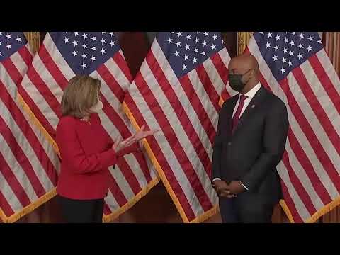 LIVE: ナンシー・ペロシ、クワンザホールでジョン・ルイスの後任に宣誓 (LIVE: Nancy Pelosi swears in Kwanza Hall to succeed John Lewis)