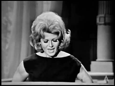 Rita Hayworth entrega el Oscar al Mejor Director en 1964 a Tony Richardson por "Tom Jones"