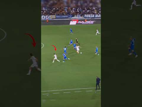 كيف لاعب  يسقط على ركبتيه ويقوم... ويحول فرصة ضائعة بنسبة 99%  إلى هدف مستحيل 😲