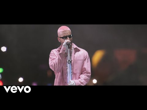 Maluma interpretando «Hawái» en vivo durante el concierto Medallo en el Mapa en Medellín