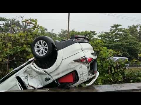 Hilang Kendali, Mobil Sport Jungkir Balik di Pantai Abrasi