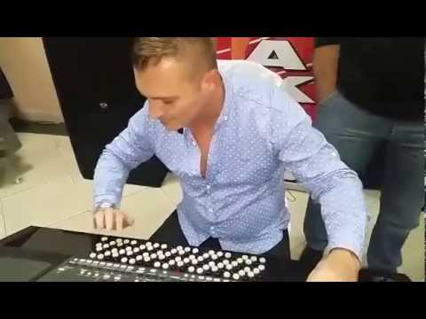 Srecko Krecar svira dugmetaru klavijaturu