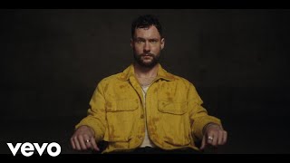 Kadr z teledysku Biblical tekst piosenki Calum Scott