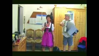 Blue Hawaii Helvetia Spaghetta und Alfredo Torpedo singen und spielen mit dem Akkordeon Hohner.