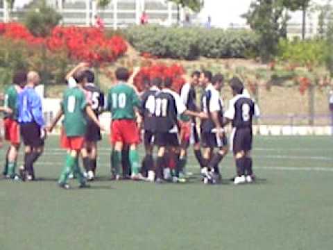 Falta por detras y protestas