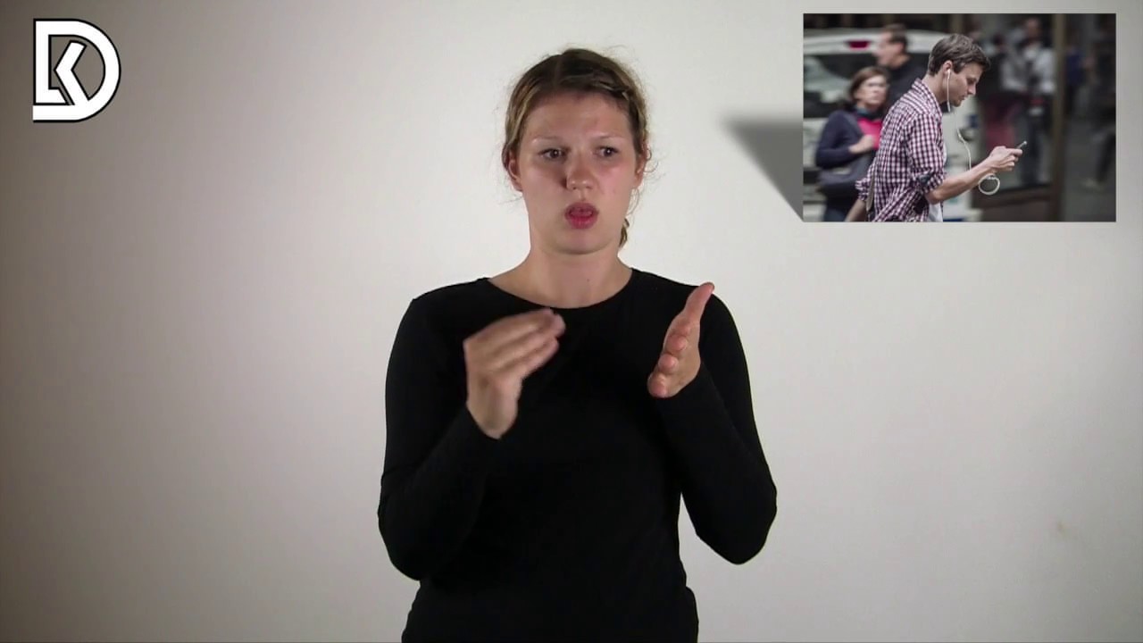 Planuojama drausti naudotis mobiliaisiais telefonais einant per perėjas