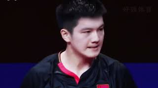 樊振东引爆德甲，门票秒光德国人加班，中国力量震欧洲暴力熊猫热 中国奥委会确认眼神，人民日报也表扬，樊振东在德甲掀起的热潮，早已超越赛场本身。从萨尔布吕肯的球场扩容到 2800 人，门票以分钟计售罄，逼