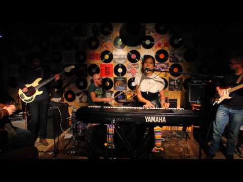 Toffee Toes @ Hoodna - Oh You Pretty Things (David Bowie cover)