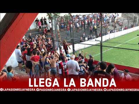 "Llega la banda | La Barra del Dragón VS Quilmes | La Pasión Roja y Negra" Barra: La Barra del Dragón • Club: Defensores de Belgrano