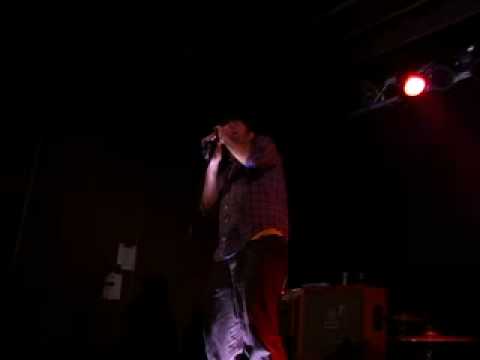 Videoclip de Don't Bore Us, Get To The Chorus — Emery