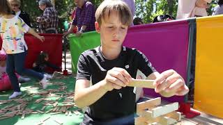 Jocs de fusta familiars amb milers de fustetes per fer construccions gegants, amb Cia. Festa i Fusta