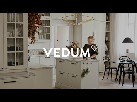 Vedum Kök & Bad - Stilrent beige kök med svarta detaljer