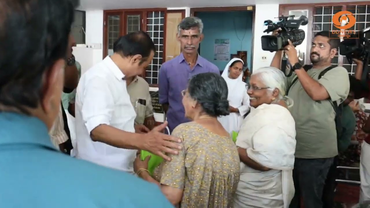 ചേന്ദമംഗലം എസ്. എം.എ. ഐ ഓൾഡ് ഏജ് ഹോമിൽ ഓണസമ്മാനം നൽകാൻ