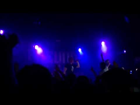 Bosca feat. Timeless-Foto an der Wand