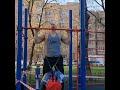 Качок подтягивается с весом 55 кг...