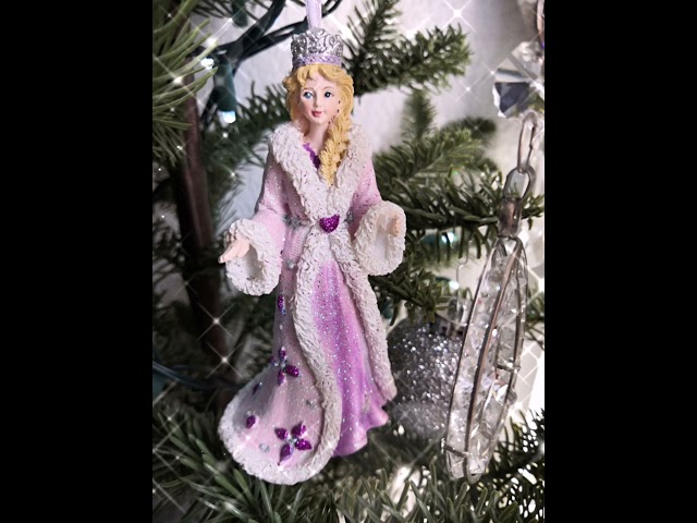 Vídeo relacionado con Lurrose Cascanueces Navideño de Madera Tradicional de 30 CM Soldado Báculo Negro Decoración Festiva para Escritorio y Ventanas Adorno Artesanal para Hogar y Fiesta de Navidad