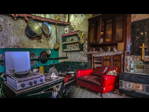 Shocking Abandoned late 18th century time capsule House with everything left behind!