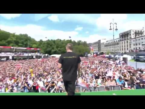 Toni Kroos singt für Miro Klose - Fanmeile 2014