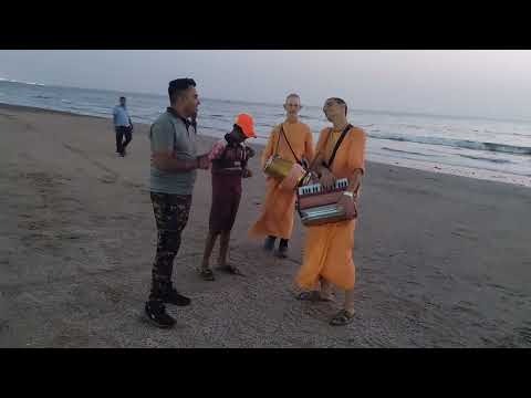 Yogamaya Yajna Prabhu Engages Passersby on Juhu Beach in Chanting Hare Krishna & Playing Instruments