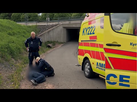 Poliisit - Poliisit löytävät humalaisen miehen ojasta