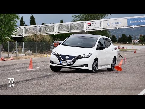 Nissan Leaf 2018 – Maniobra de esquiva (moose test) y eslalon | km77.com