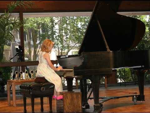 Suzuki Piano Book 1/ Piano Recitals - Amazing four year old girl plays her first recital.