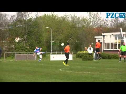Kees van Oosten kopt bal in goal Vosmeer
