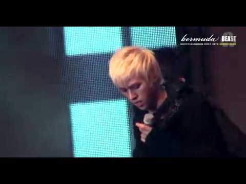 [FANCAM] 101217 DongWoon licking hands @ "Free Christmas Party" Lotte World