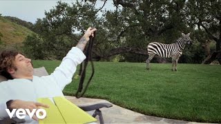 Musik-Video-Miniaturansicht zu Uma Thurman Songtext von Fall Out Boy
