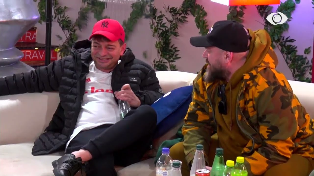 “Dhe ti qeshje, ti këndoje, psherëtije në heshtje…”/ Banorët vijojnë të këndojnë në oborr