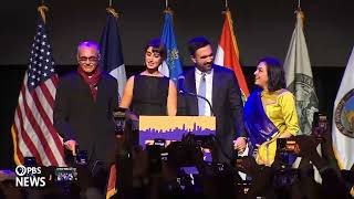 Download lagu Zohran wife and mom walk on stage to Dhoom Machale (song) by Sunidhi Chauhan mp3