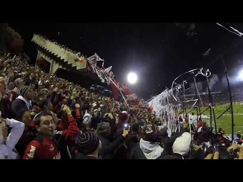 "Quiero ver toda la gente, alentando al rojinegro... (Zapato Veloz - Tractor Amarillo)" Barra: La Hinchada Más Popular • Club: Newell's Old Boys