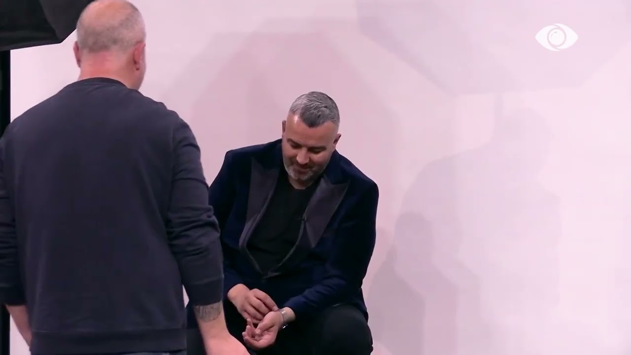 Rogerti pozon me orët e Enzo Attini-t