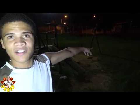 João Pedro ficou impressionado com a Balança Mal Assombra da Praça do Rotary.