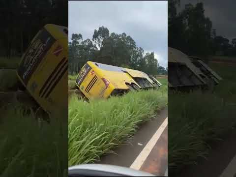 Ônibus sai da pista e deixa passageiros feridos na GO-080, entre Petrolina e Nerópolis