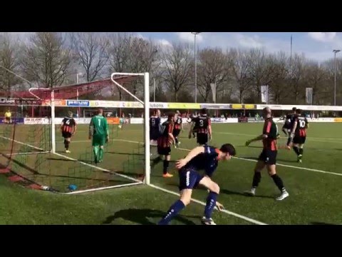 VVIJ - Zouaven: Tegen Zeeburgia ging ie erin, maar nu lukte het "Ali" Wagenaar niet.