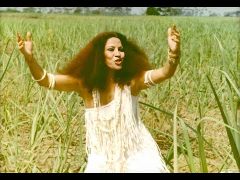 CLARA NUNES MORENA DE ANGOLA VERSÕES